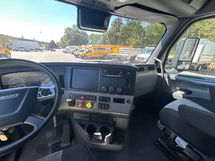 Used 2022 Freightliner Cascadia - photo 14