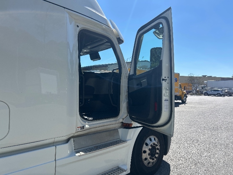 Used 2022 Freightliner Cascadia - photo 15