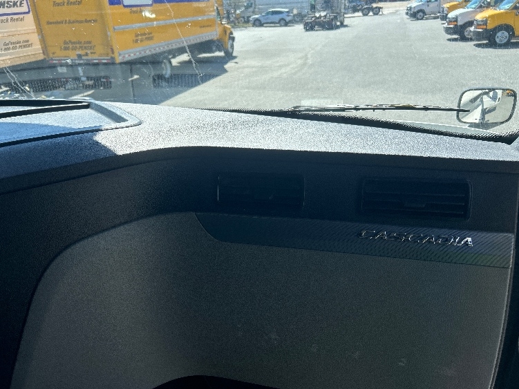 Used 2022 Freightliner Cascadia - photo 16