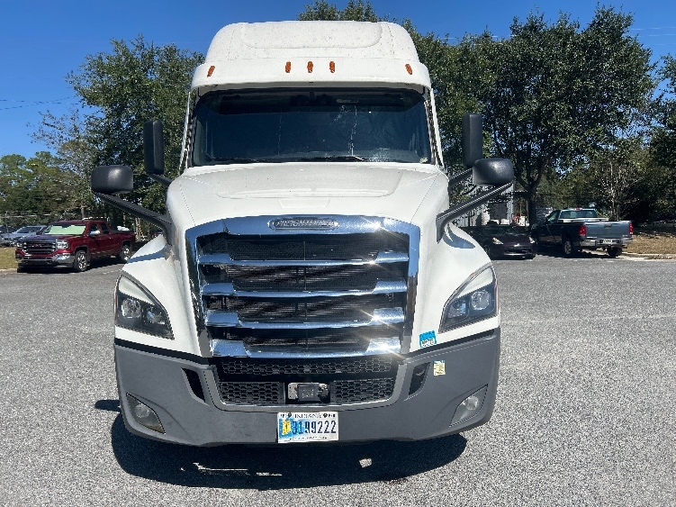 Used 2022 Freightliner Cascadia - photo 2