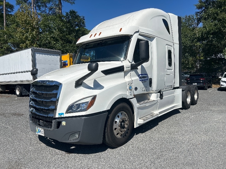 Used 2022 Freightliner Cascadia - photo 5