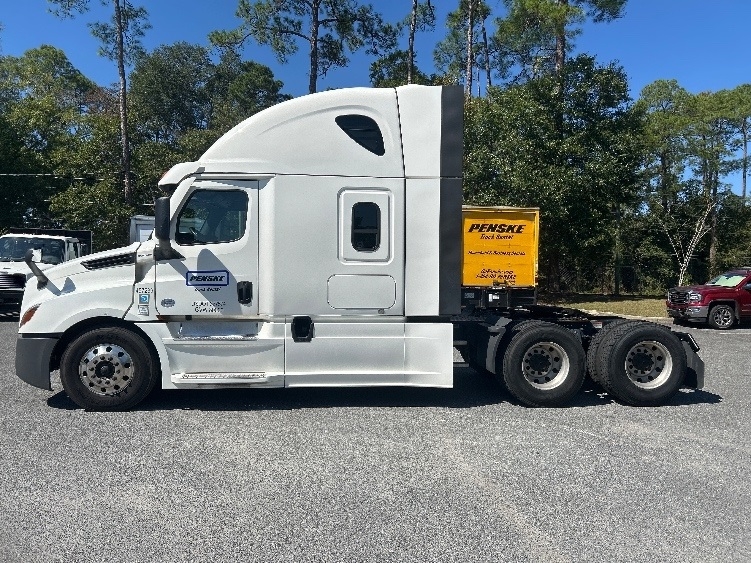 Used 2022 Freightliner Cascadia - photo 6