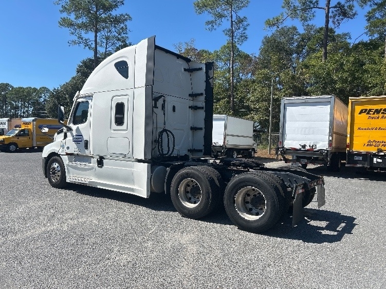 Used 2022 Freightliner Cascadia - photo 7