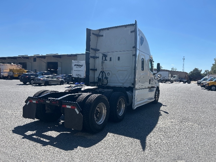 Used 2022 Freightliner Cascadia - photo 9