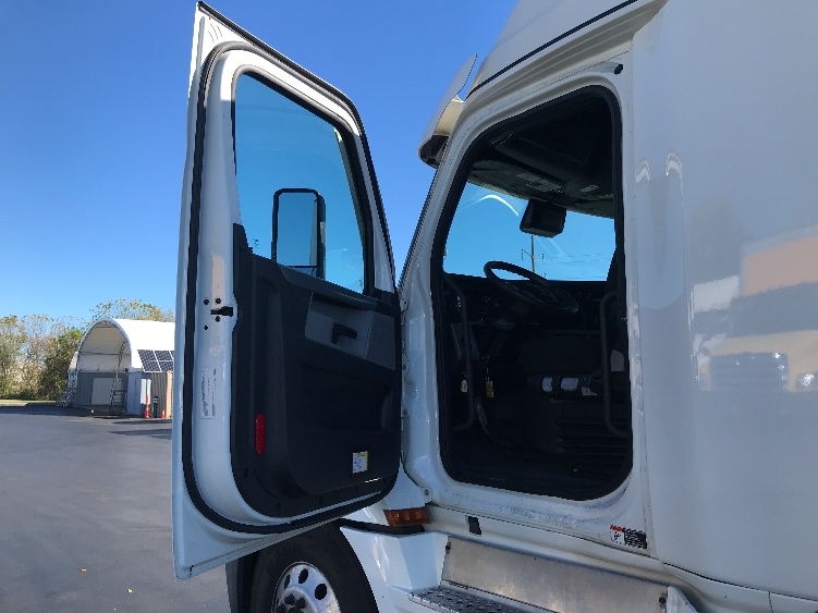 Used 2022 Freightliner Cascadia - photo 11