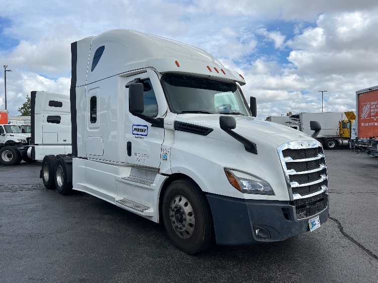 Used 2022 Freightliner Cascadia - photo 1
