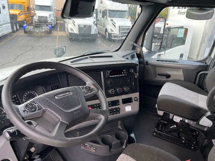 Used 2022 Freightliner Cascadia - photo 12