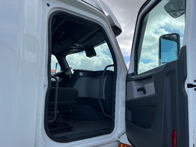 Used 2022 Freightliner Cascadia - photo 15