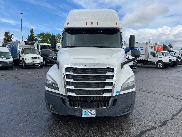 Used 2022 Freightliner Cascadia - photo 2