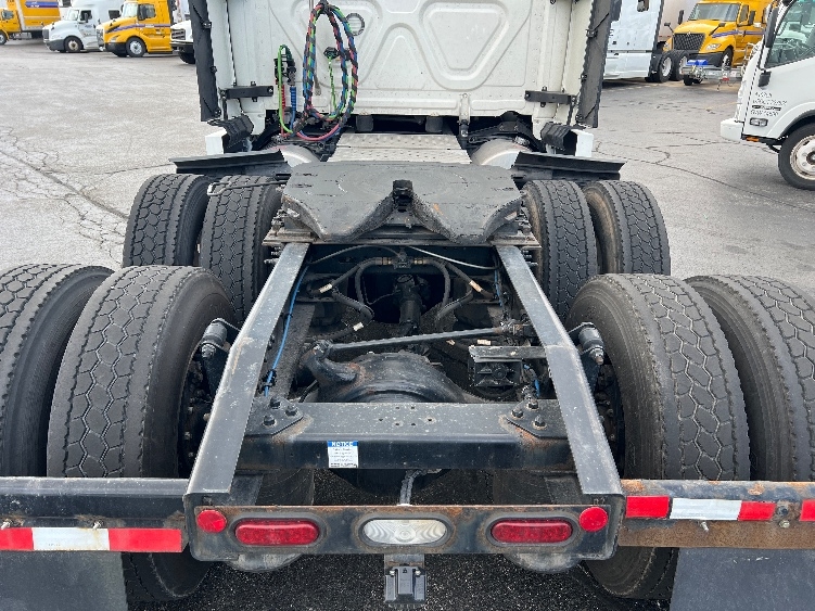 Used 2022 Freightliner Cascadia - photo 8