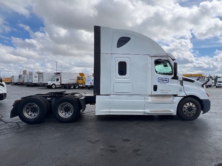 Used 2022 Freightliner Cascadia - photo 10