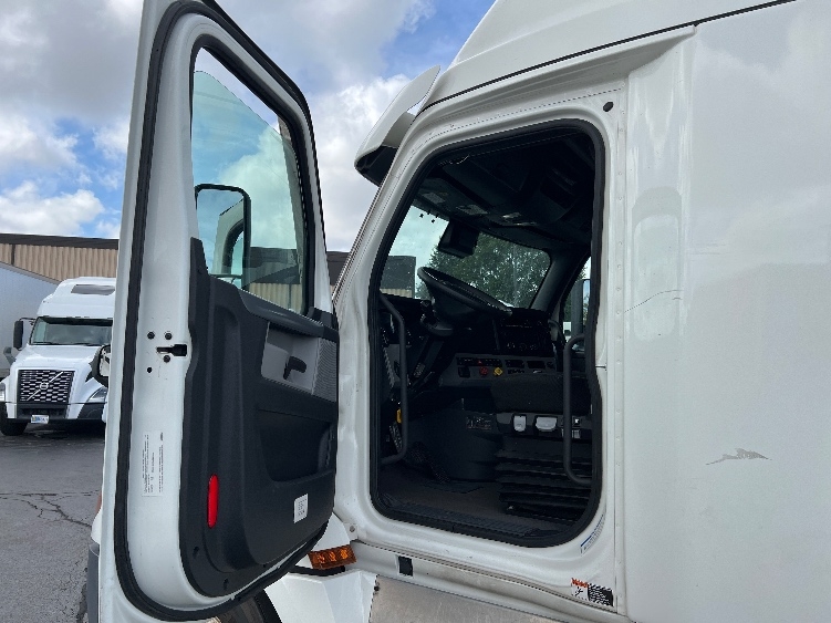 Used 2022 Freightliner Cascadia - photo 11