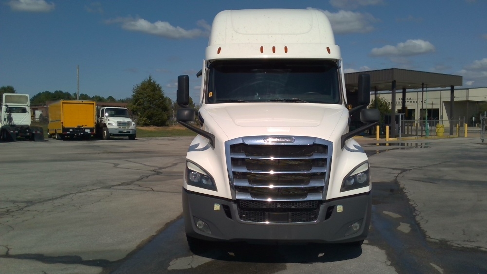 Used 2022 Freightliner Cascadia - photo 2