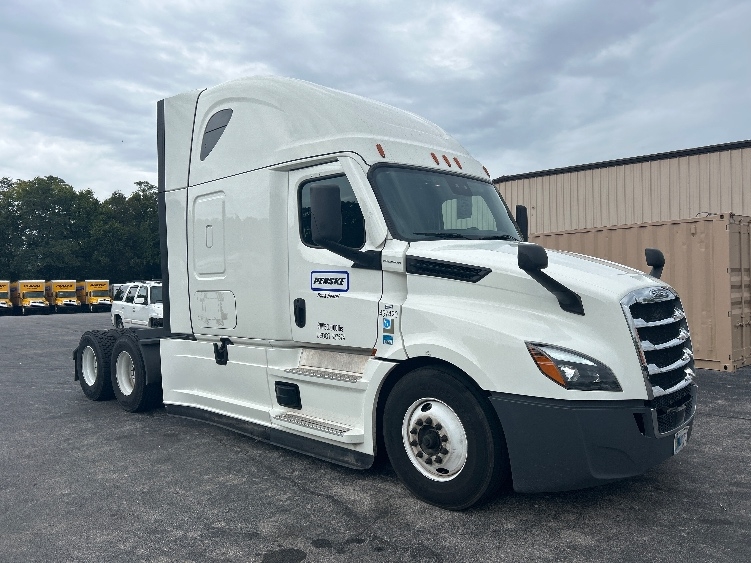 Used 2022 Freightliner Cascadia - photo 1