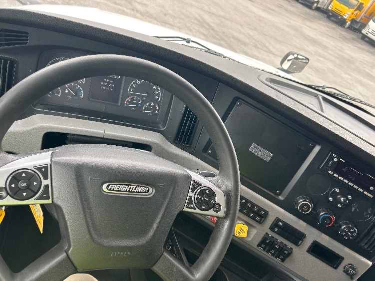 Used 2022 Freightliner Cascadia - photo 12