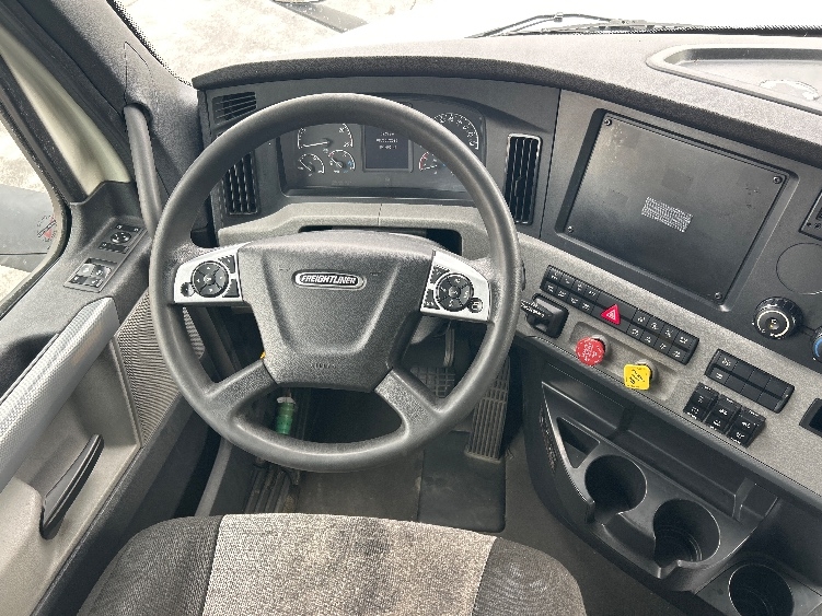 Used 2022 Freightliner Cascadia - photo 13
