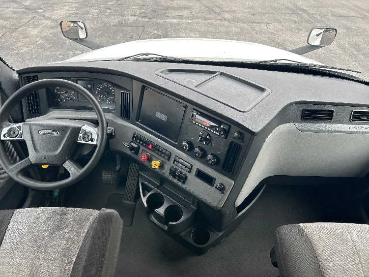 Used 2022 Freightliner Cascadia - photo 14