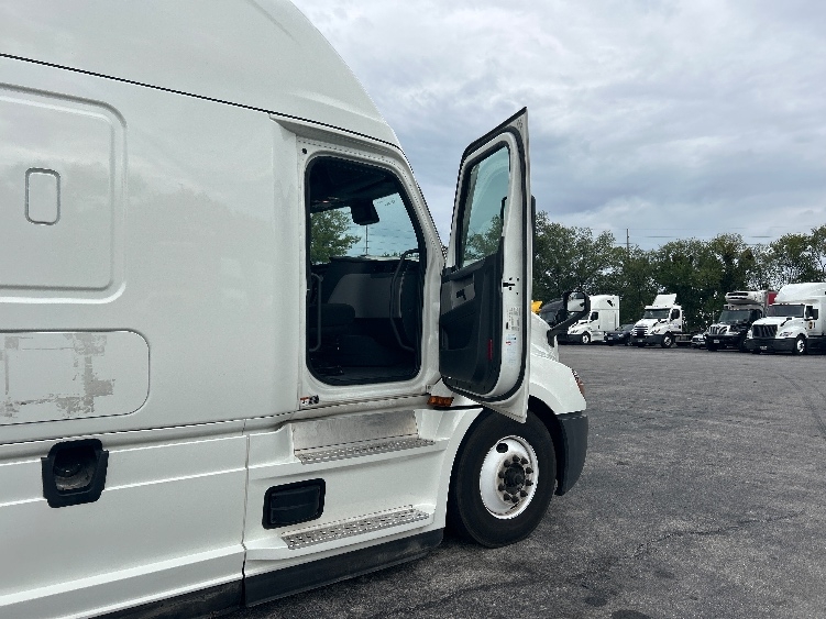 Used 2022 Freightliner Cascadia - photo 15