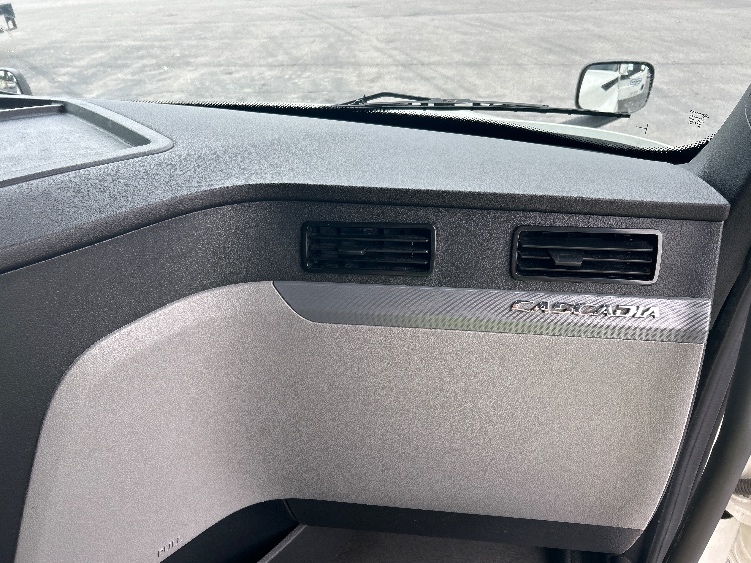 Used 2022 Freightliner Cascadia - photo 16