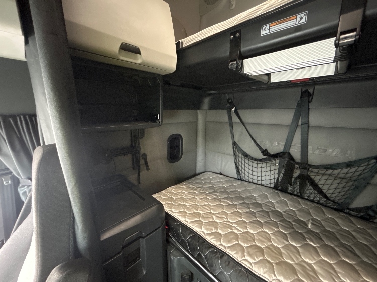 Used 2022 Freightliner Cascadia - photo 21