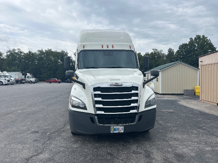 Used 2022 Freightliner Cascadia - photo 2