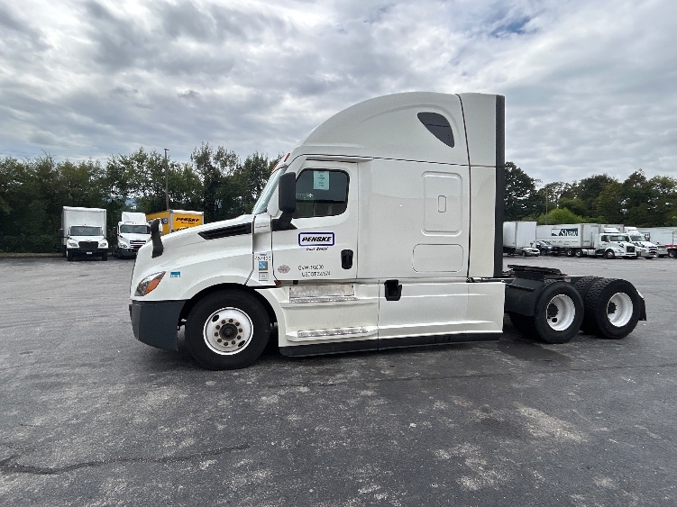 Used 2022 Freightliner Cascadia - photo 6