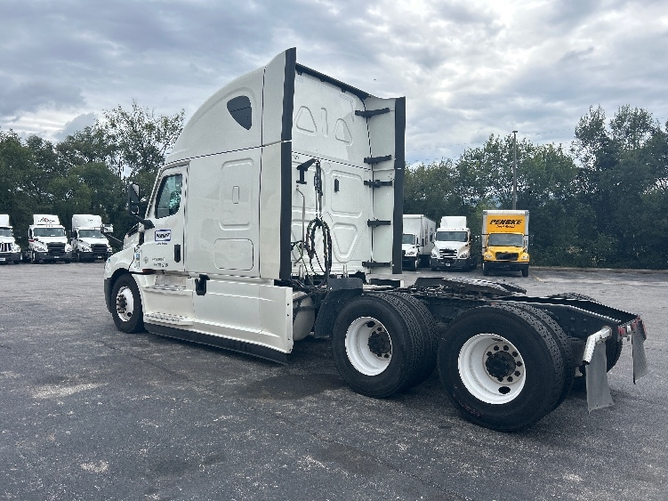Used 2022 Freightliner Cascadia - photo 7