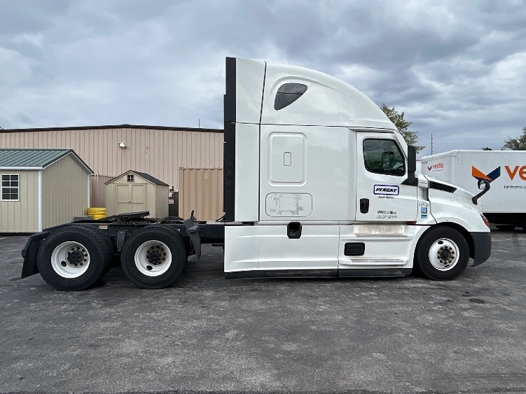 Used 2022 Freightliner Cascadia - photo 10