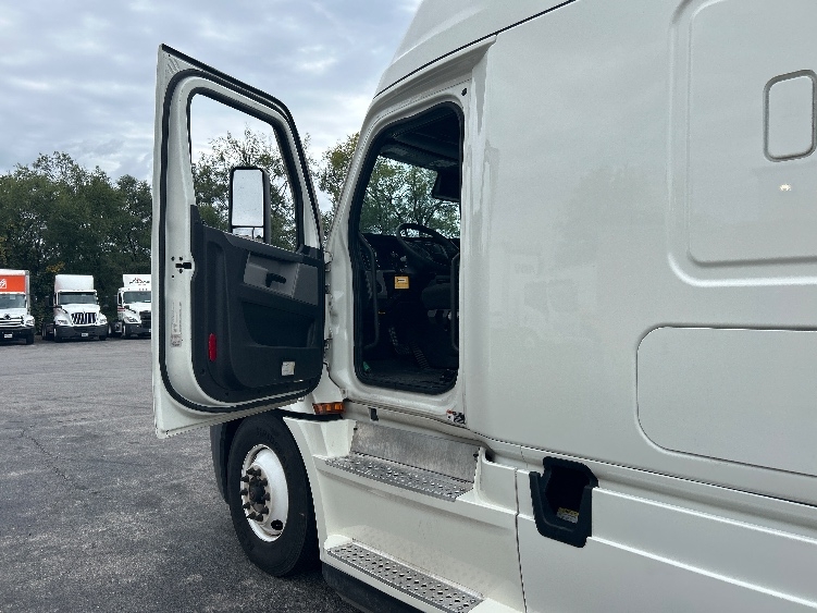 Used 2022 Freightliner Cascadia - photo 11