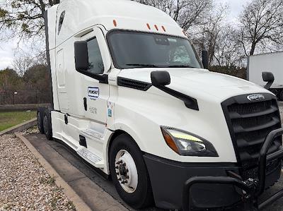 Used 2023 Freightliner Cascadia - photo 1