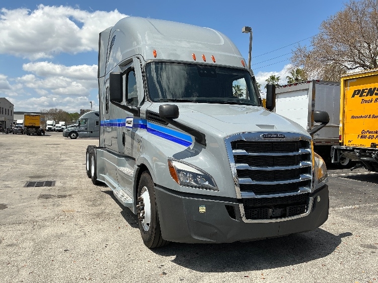 Used 2023 Freightliner Cascadia - photo 1
