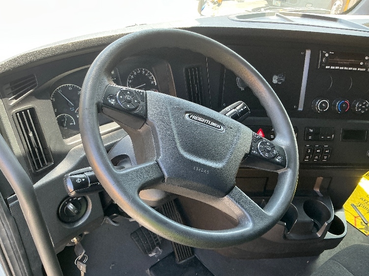 Used 2023 Freightliner Cascadia - photo 12