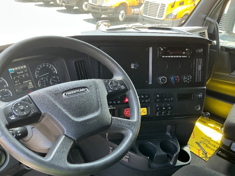 Used 2023 Freightliner Cascadia - photo 14