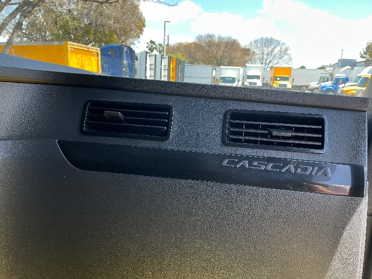 Used 2023 Freightliner Cascadia - photo 17