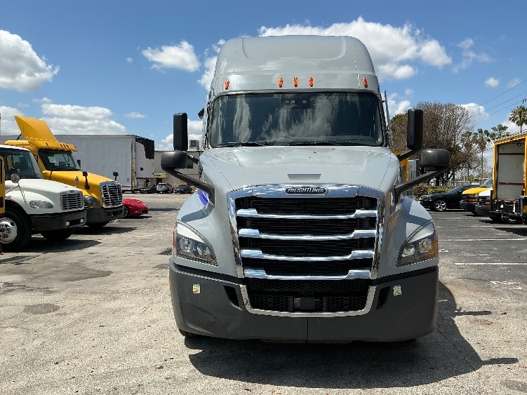 Used 2023 Freightliner Cascadia - photo 2