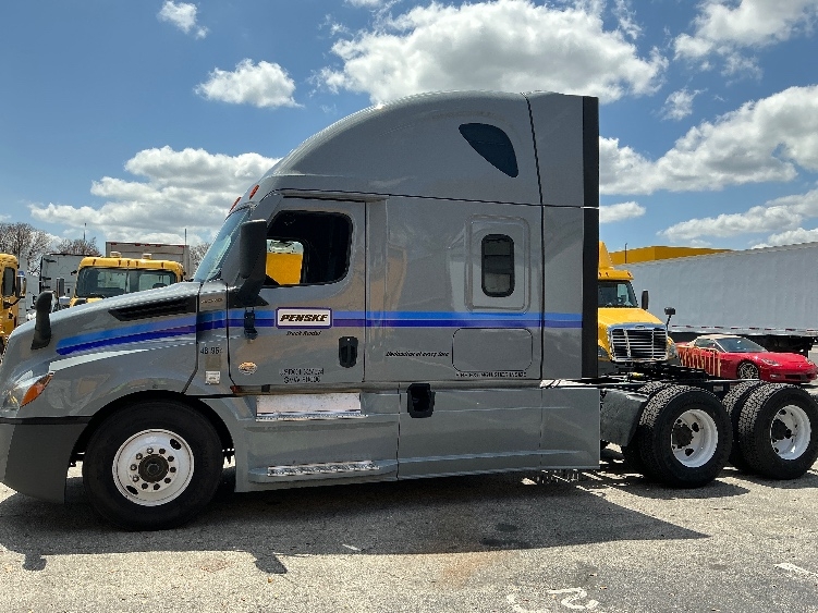 Used 2023 Freightliner Cascadia - photo 6