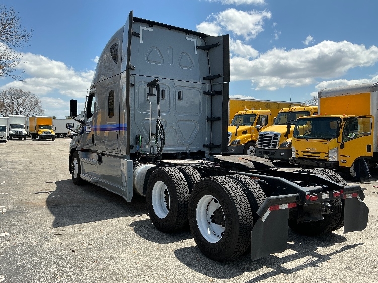 Used 2023 Freightliner Cascadia - photo 7