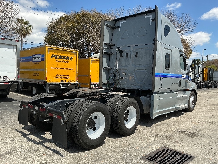 Used 2023 Freightliner Cascadia - photo 9
