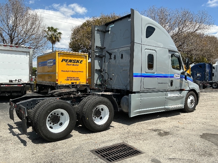 Used 2023 Freightliner Cascadia - photo 10
