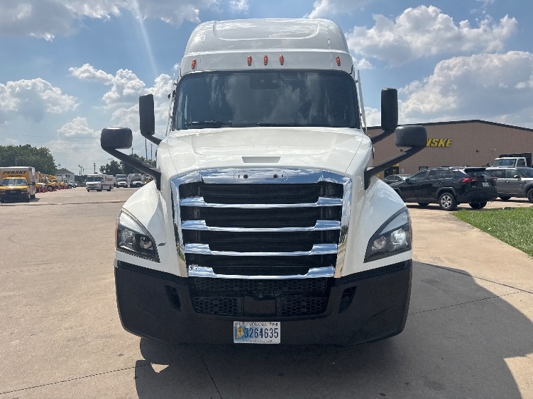 Used 2022 Freightliner Cascadia - photo 2