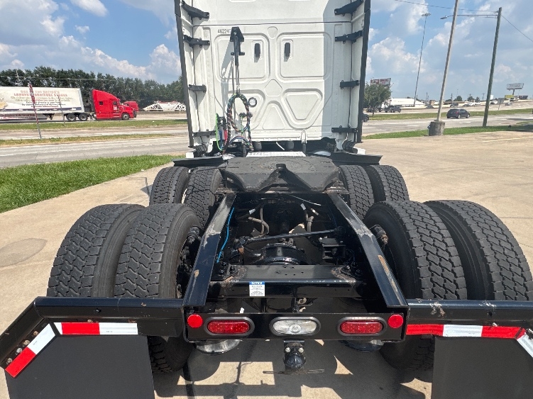 Used 2022 Freightliner Cascadia - photo 8