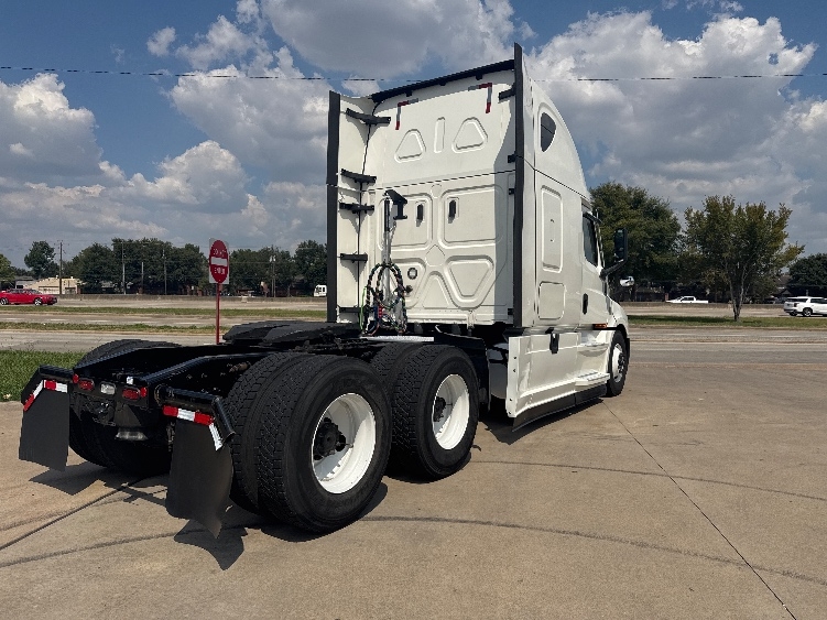 Used 2022 Freightliner Cascadia - photo 9