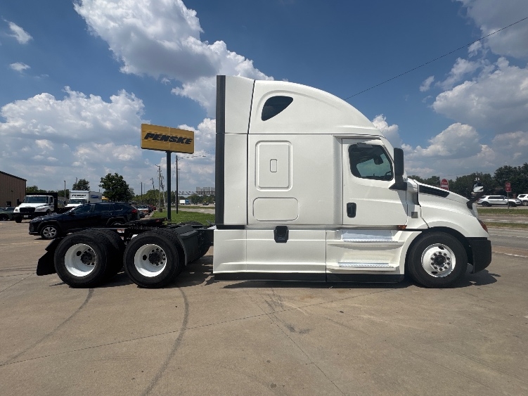 Used 2022 Freightliner Cascadia - photo 10