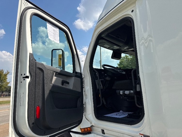 Used 2022 Freightliner Cascadia - photo 11
