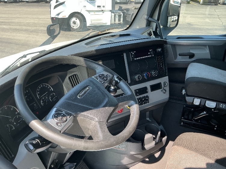 Used 2022 Freightliner Cascadia - photo 12