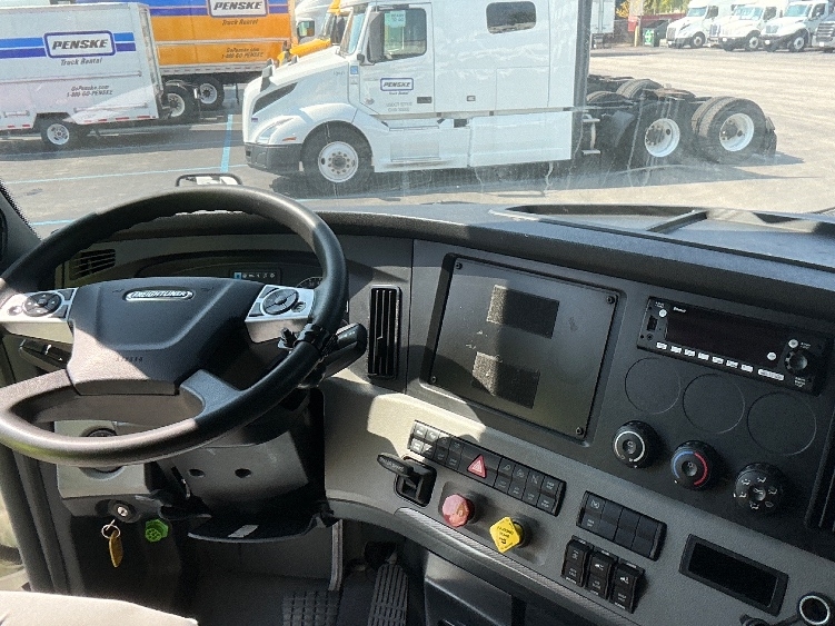 Used 2022 Freightliner Cascadia - photo 13