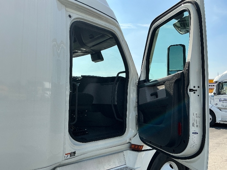 Used 2022 Freightliner Cascadia - photo 15