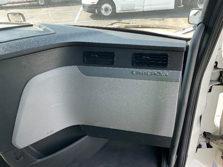 Used 2022 Freightliner Cascadia - photo 16