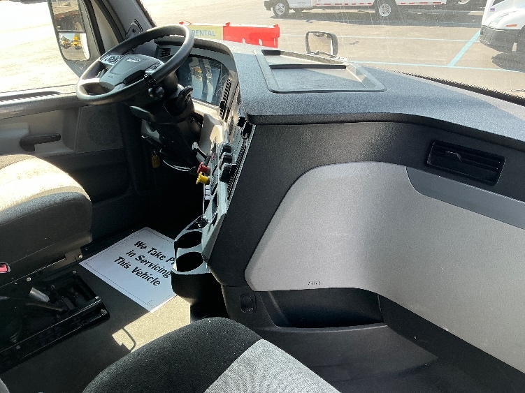 Used 2022 Freightliner Cascadia - photo 17