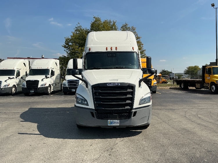 Used 2022 Freightliner Cascadia - photo 2